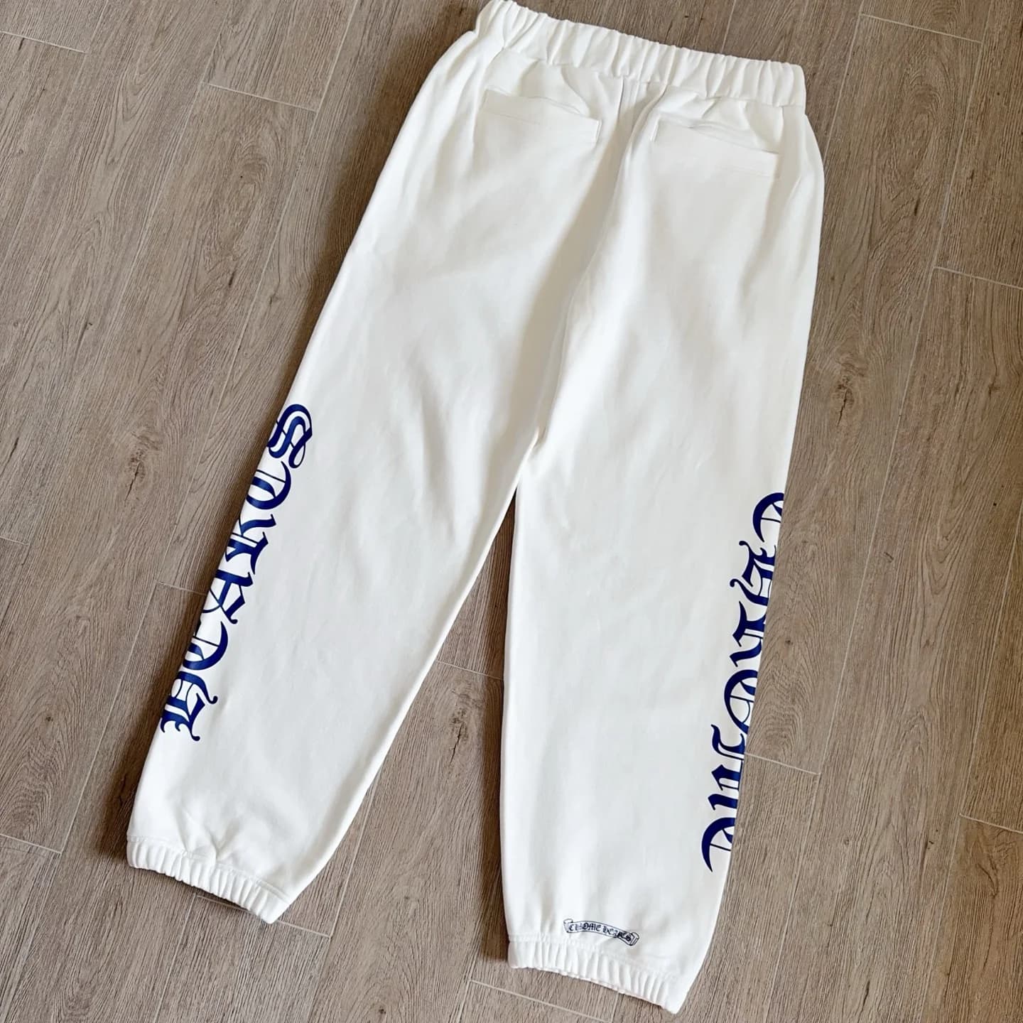 Белые спортивные штаны Chrome Hearts, вид сзади под углом