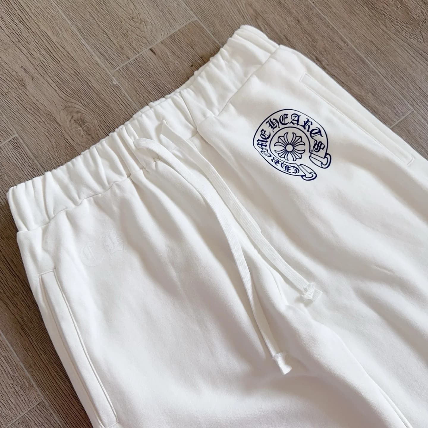 Эластичный пояс на шнурке и логотип Chrome Hearts