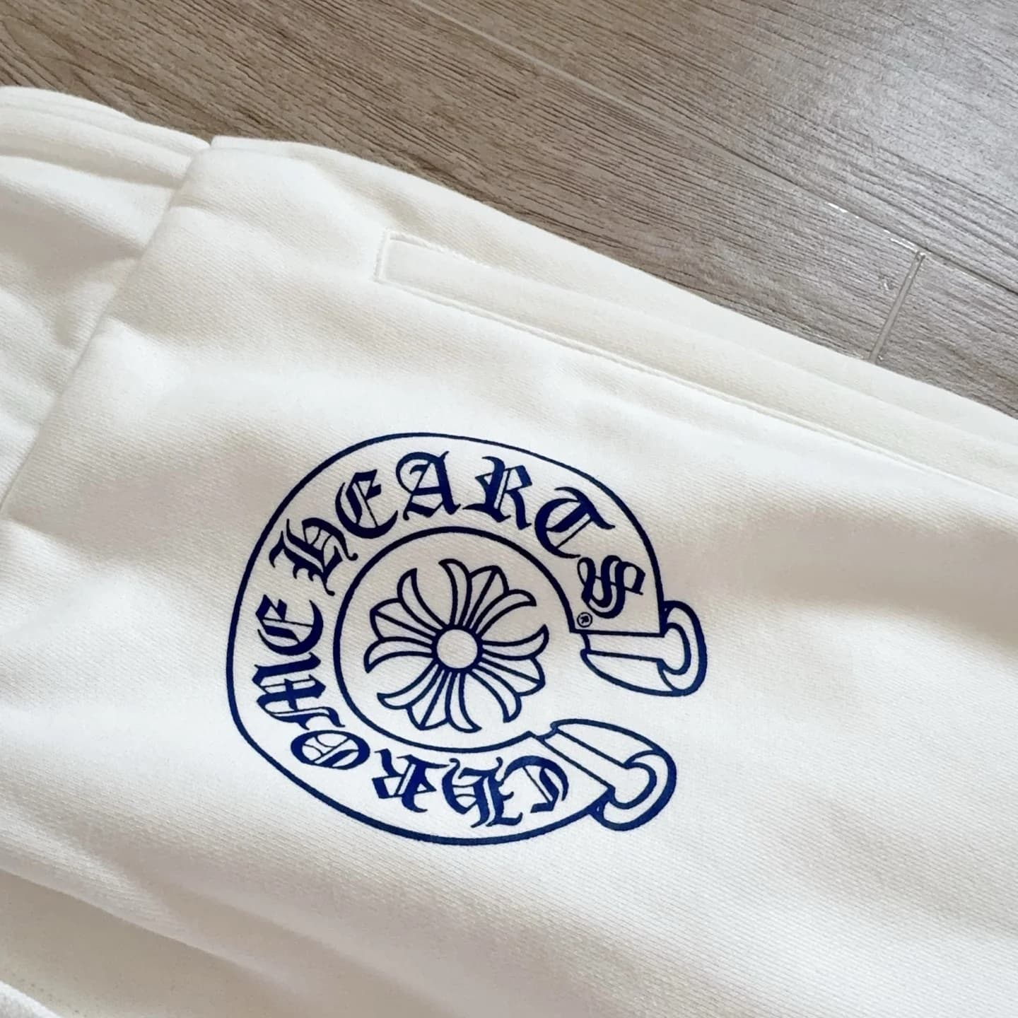 Задний карман с фирменным логотипом Chrome Hearts