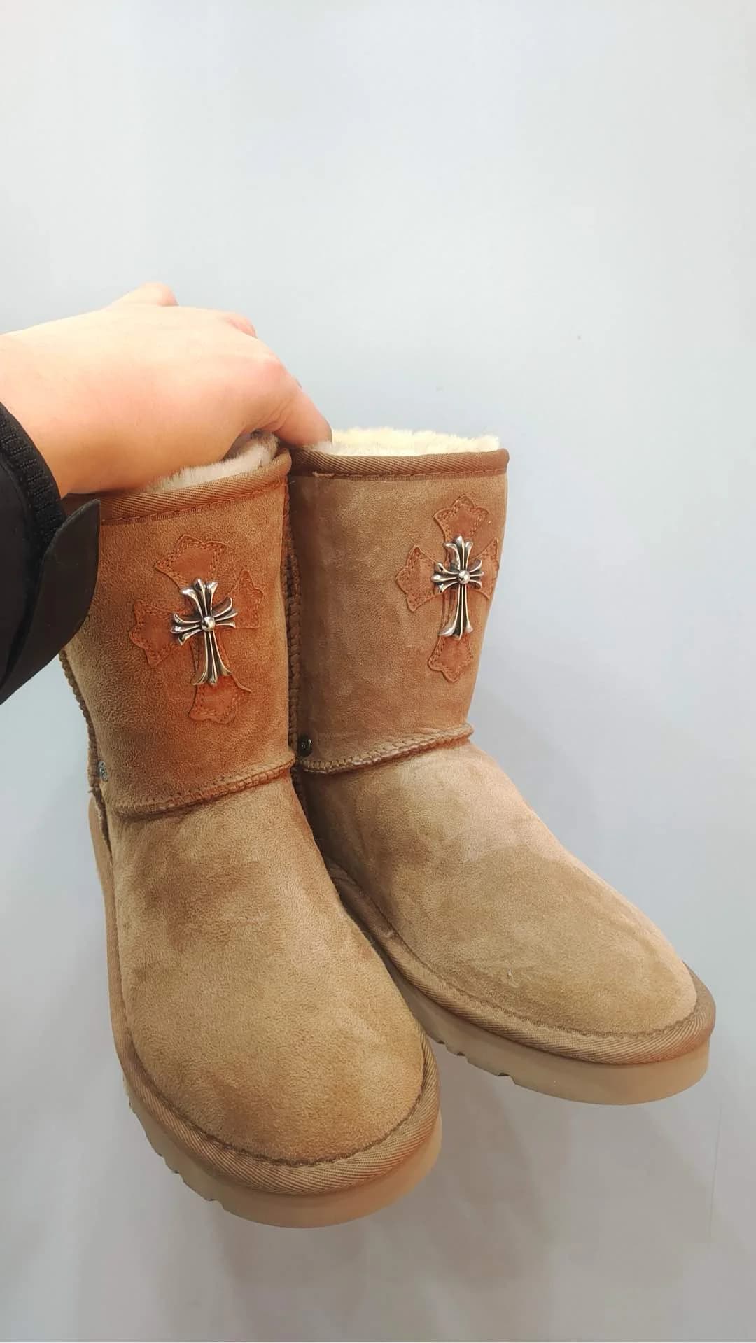 Сапоги Chrome Hearts x UGG бежевые, вид сбоку