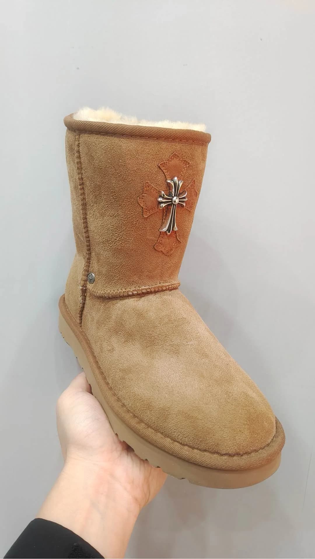 Сапоги Chrome Hearts x UGG бежевые, вид спереди с серебряным крестом