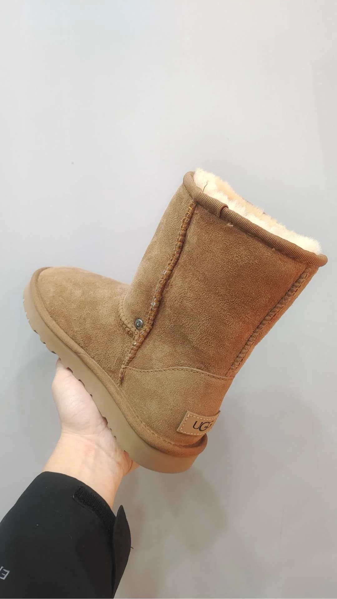 Сапоги Chrome Hearts x UGG бежевые, вид сзади с логотипом UGG