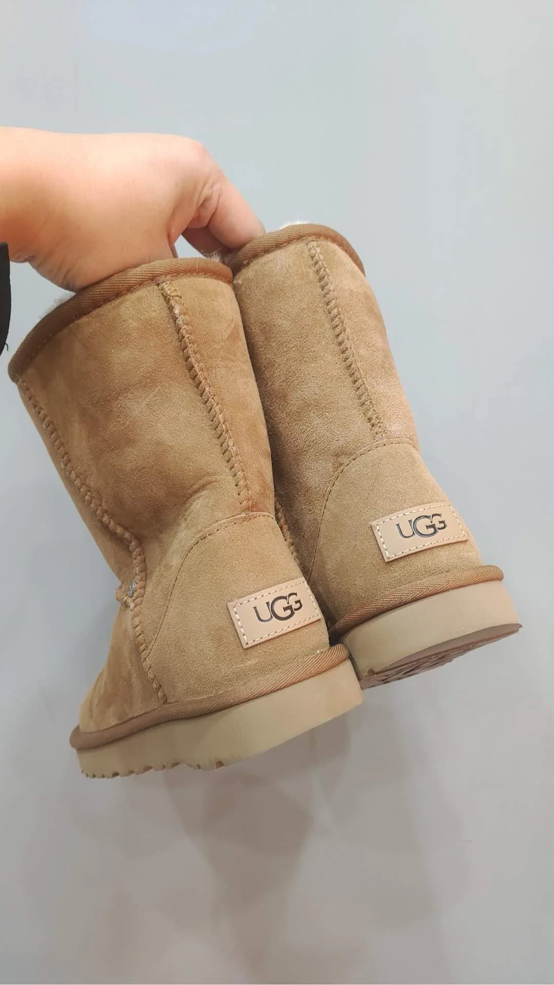 Сапоги Chrome Hearts x UGG бежевые, пара обуви в руке