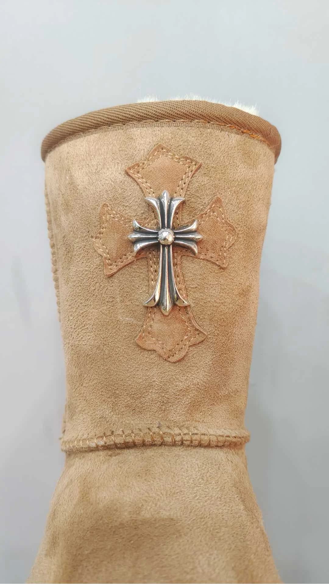 Деталь декора сапог Chrome Hearts x UGG — серебряный крест на кожаной нашивке