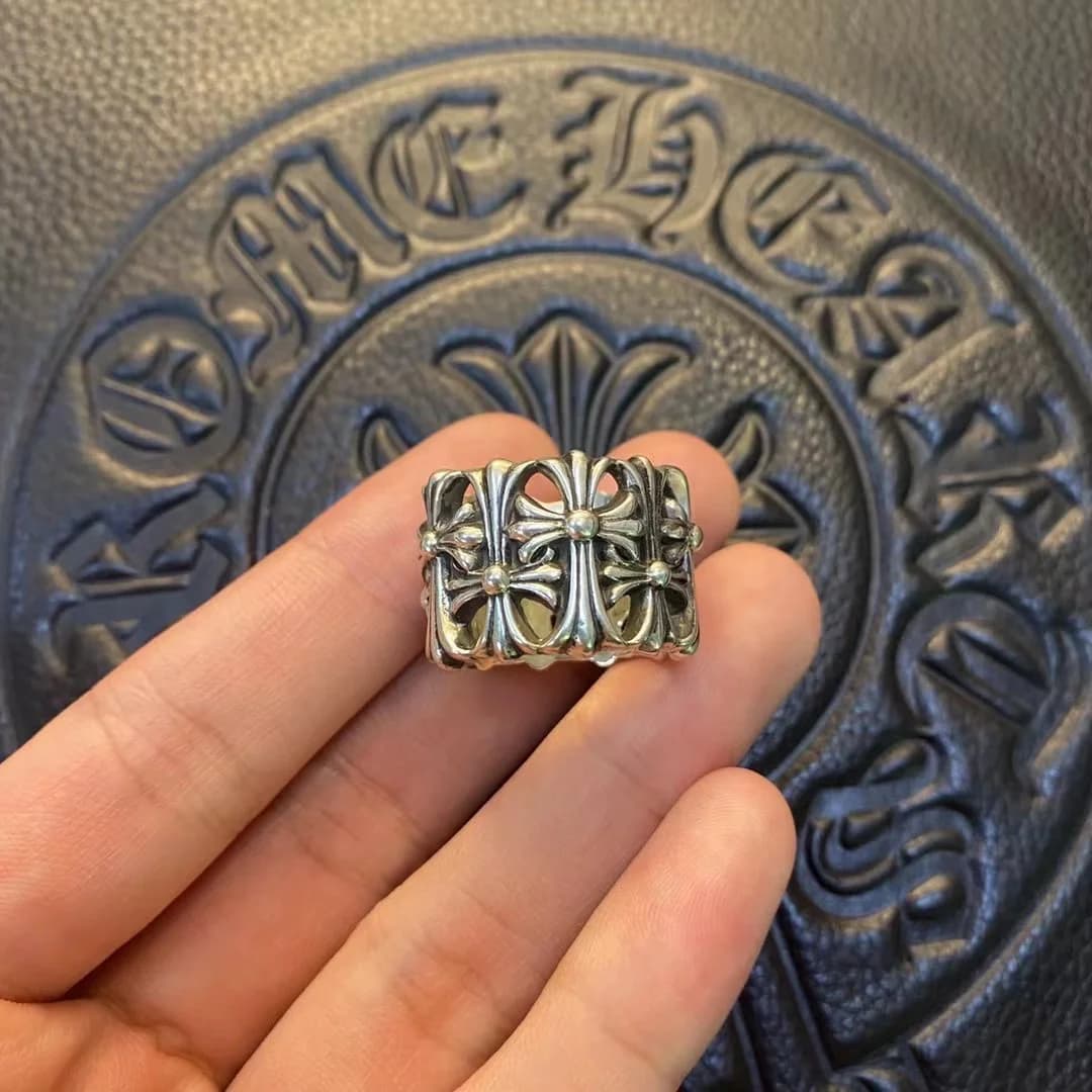 Фактурный узор с крестами на кольце Chrome Hearts Cemetery