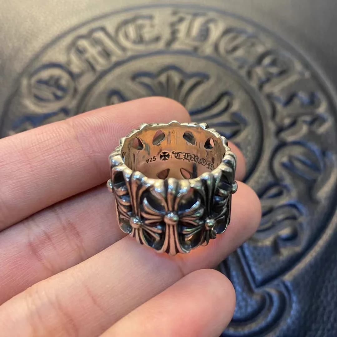 Вид сверху на кольцо Chrome Hearts Cemetery с внутренней гравировкой