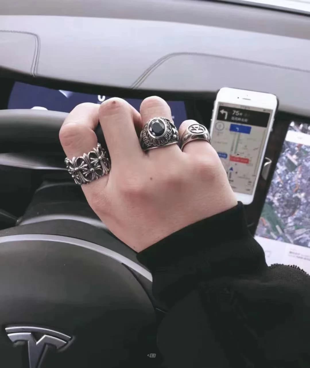 Серебряное кольцо Chrome Hearts Cemetery в сете колец на руке