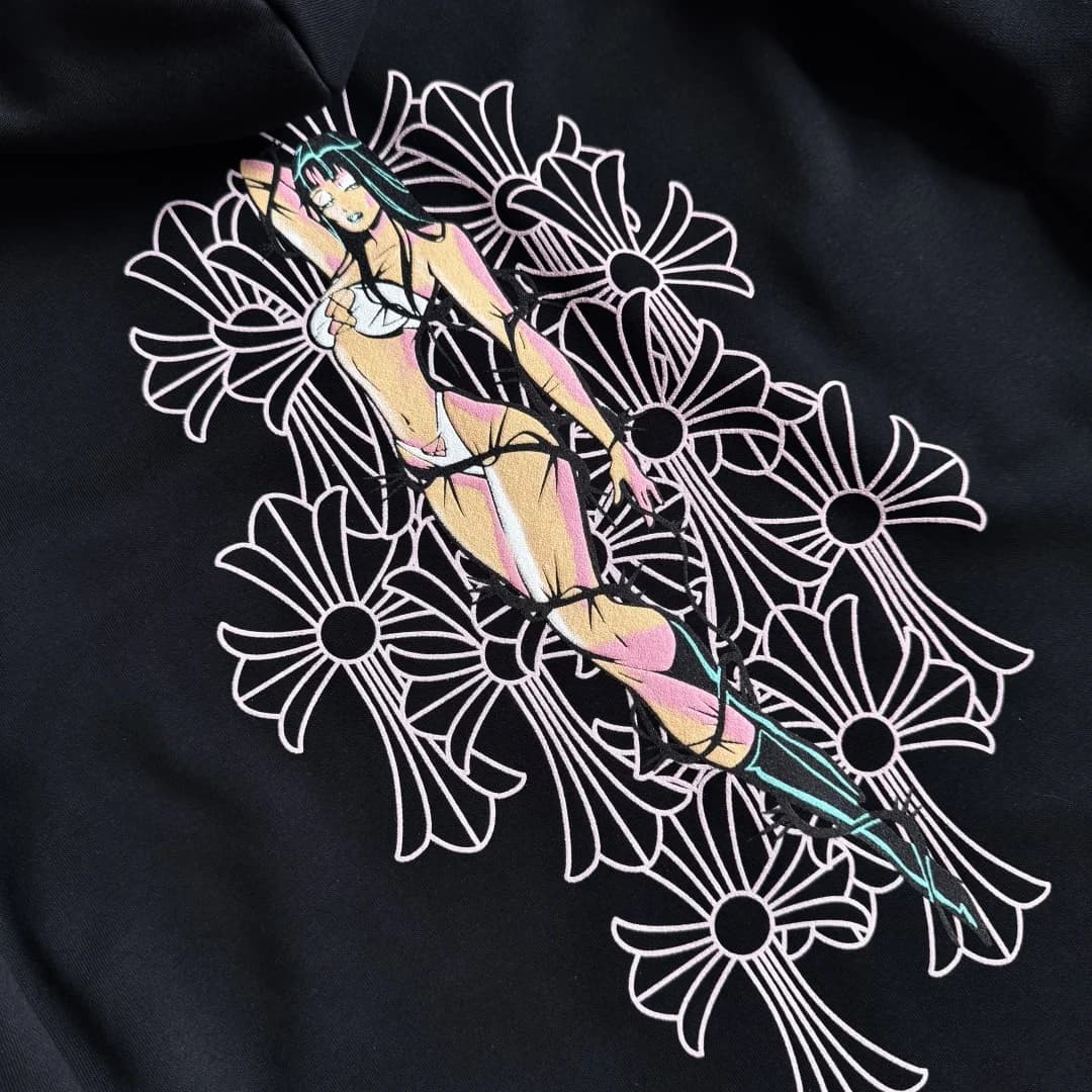 Крупный план графического принта на спине худи Chrome Hearts