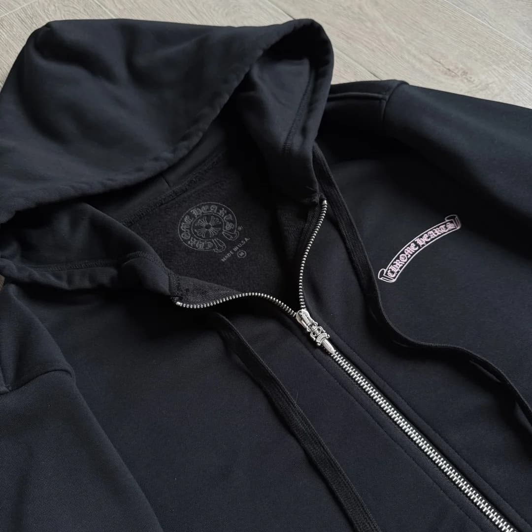 Внутренняя сторона воротника и молния худи Chrome Hearts