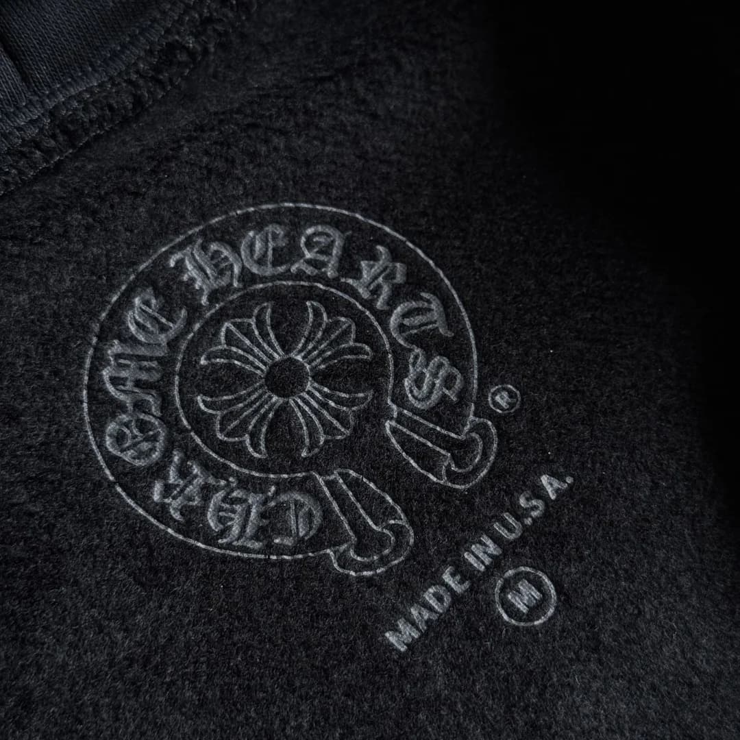 Принт с логотипом Chrome Hearts на внутренней стороне спинки