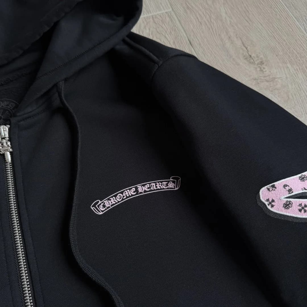 Вышивка скролла Chrome Hearts на груди