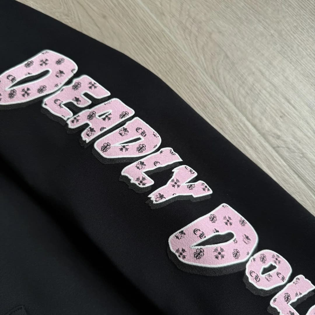 Надпись Deadly Doll на рукаве худи Chrome Hearts