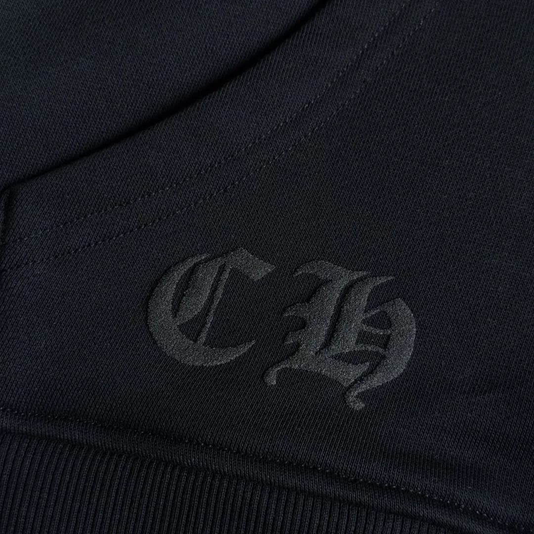 Вышитая монограмма CH на кармане худи Chrome Hearts