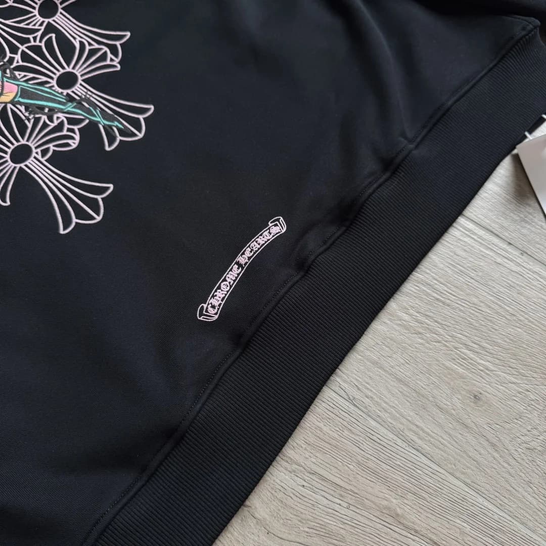 Вышитый логотип-скролл Chrome Hearts внизу изделия