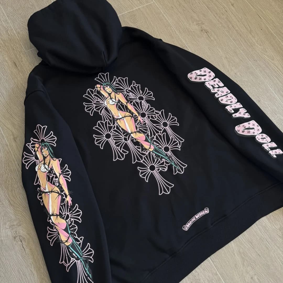 Вид сзади на капюшон и принт худи Chrome Hearts x Deadly Doll