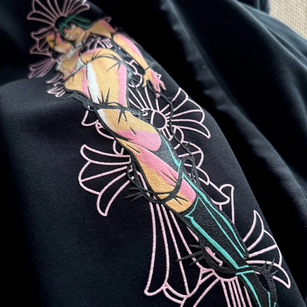 Деталь принта на рукаве худи Chrome Hearts x Deadly Doll