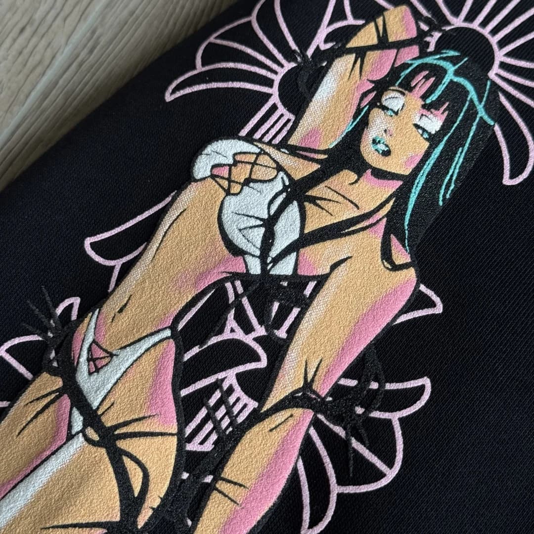 Крупный план принта с девушкой на худи Chrome Hearts x Deadly Doll