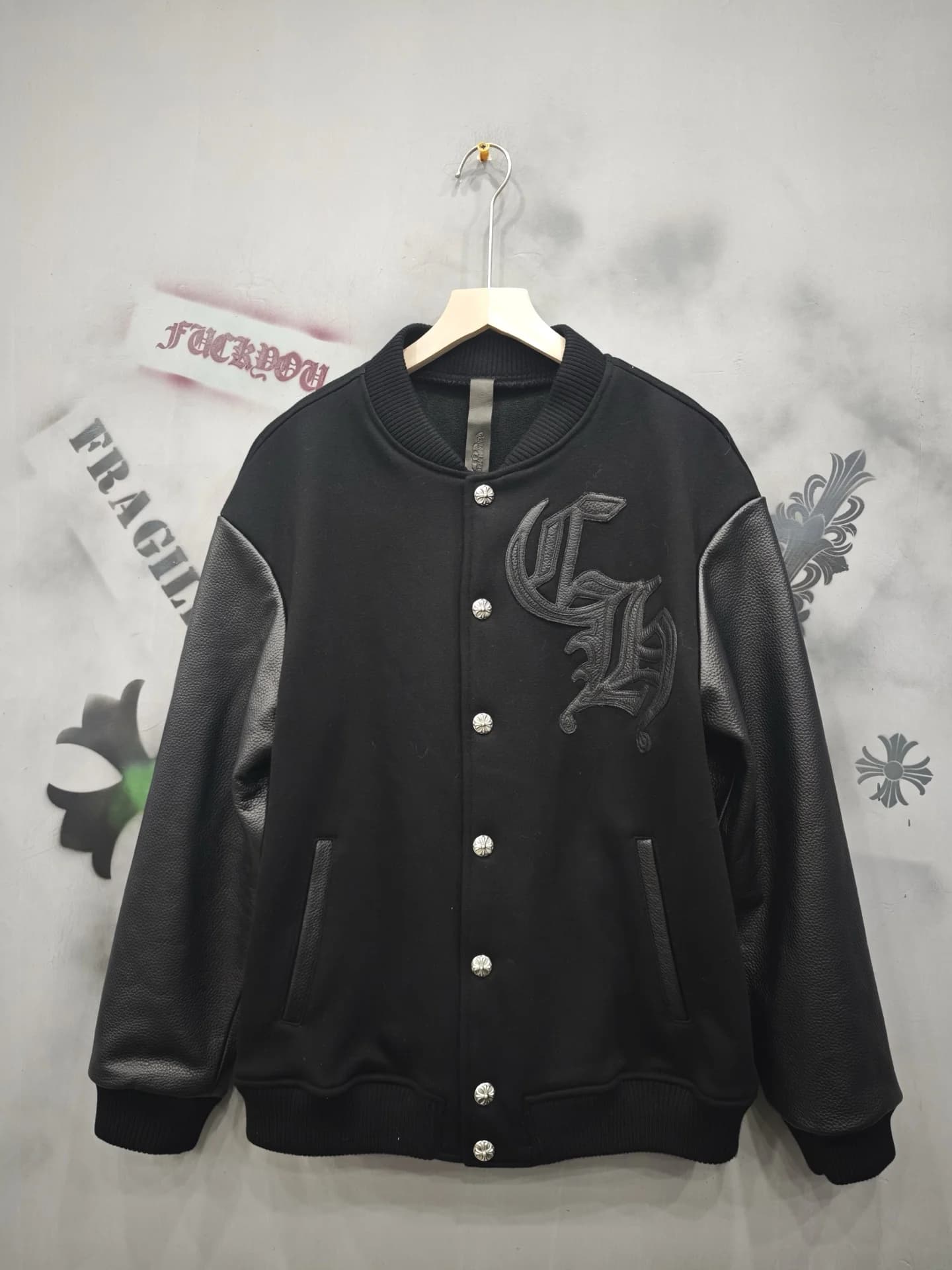 Черная куртка-бомбер Chrome Hearts с кожаными рукавами, вид спереди