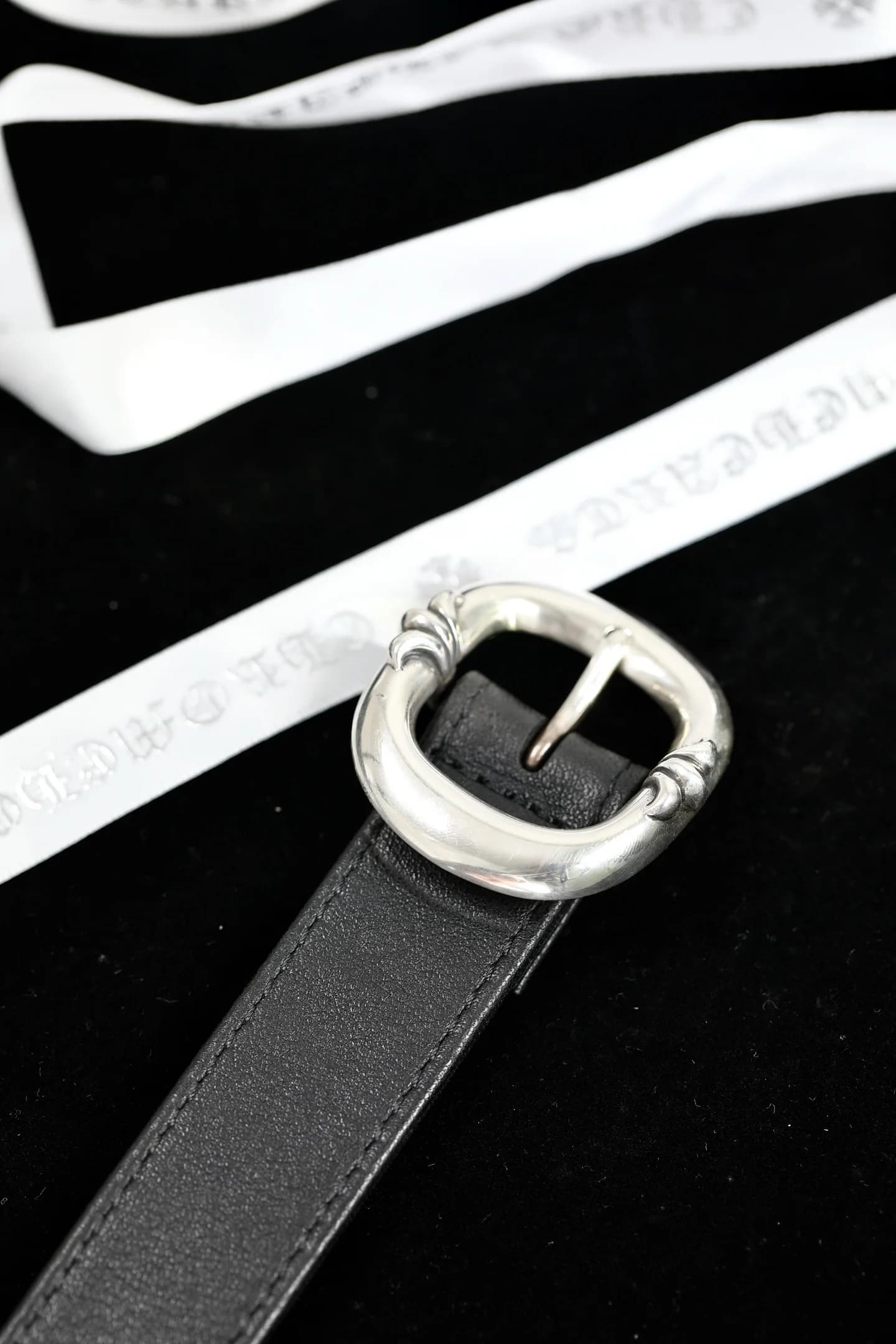 Овальная пряжка из стерлингового серебра на чёрном ремне Chrome Hearts