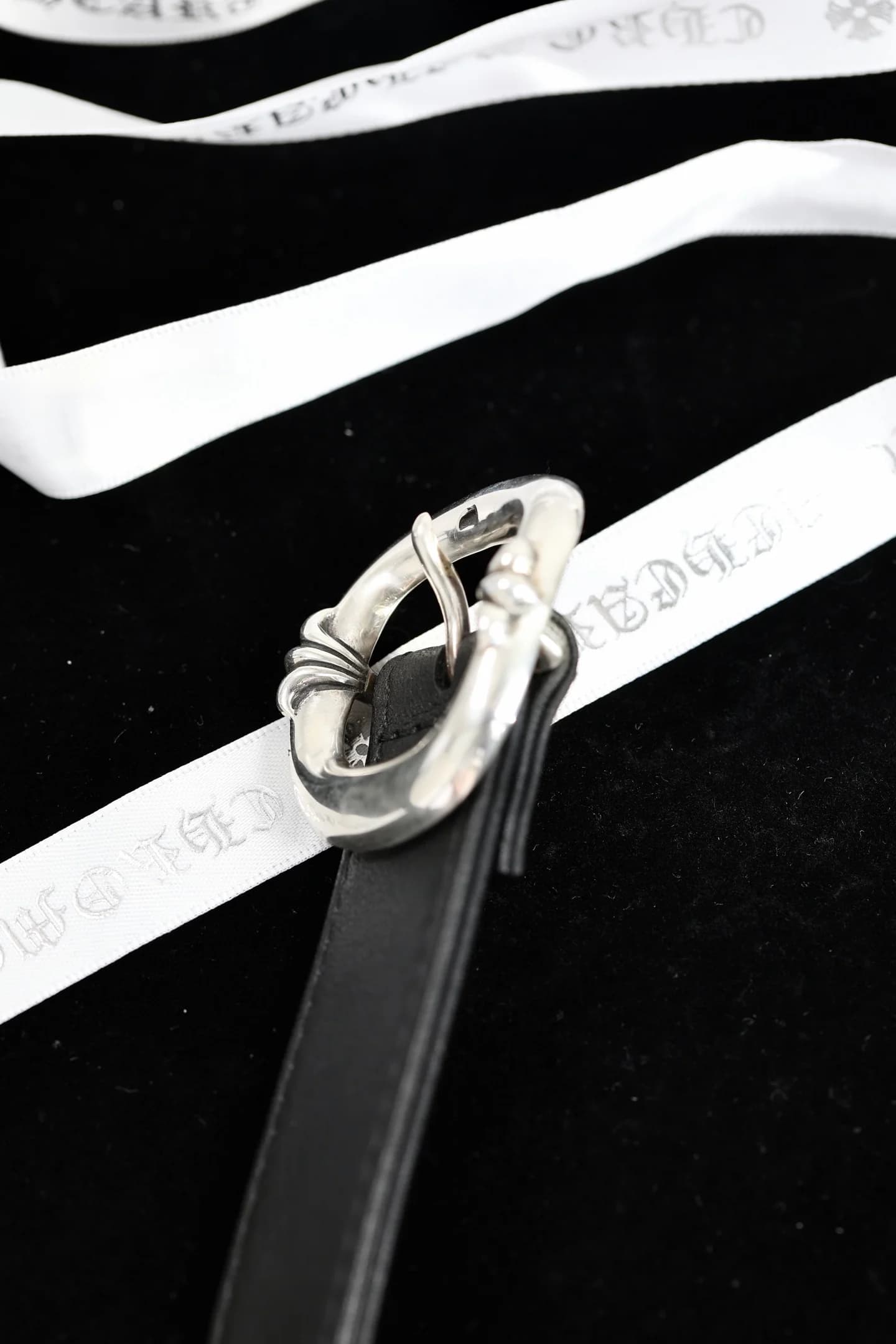 Фигурный элемент пряжки ремня Chrome Hearts крупным планом