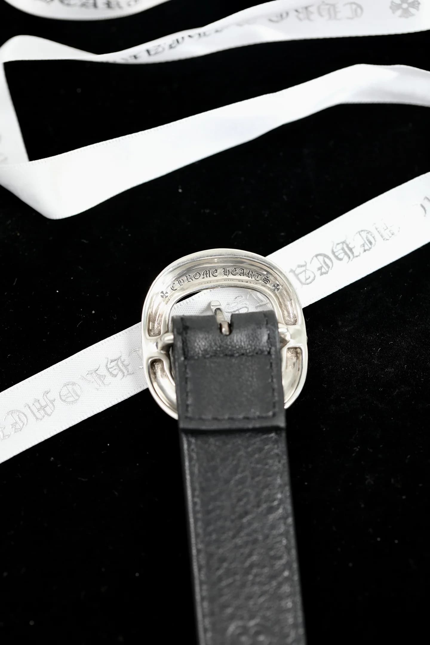Оборотная сторона пряжки ремня Chrome Hearts с гравировкой бренда