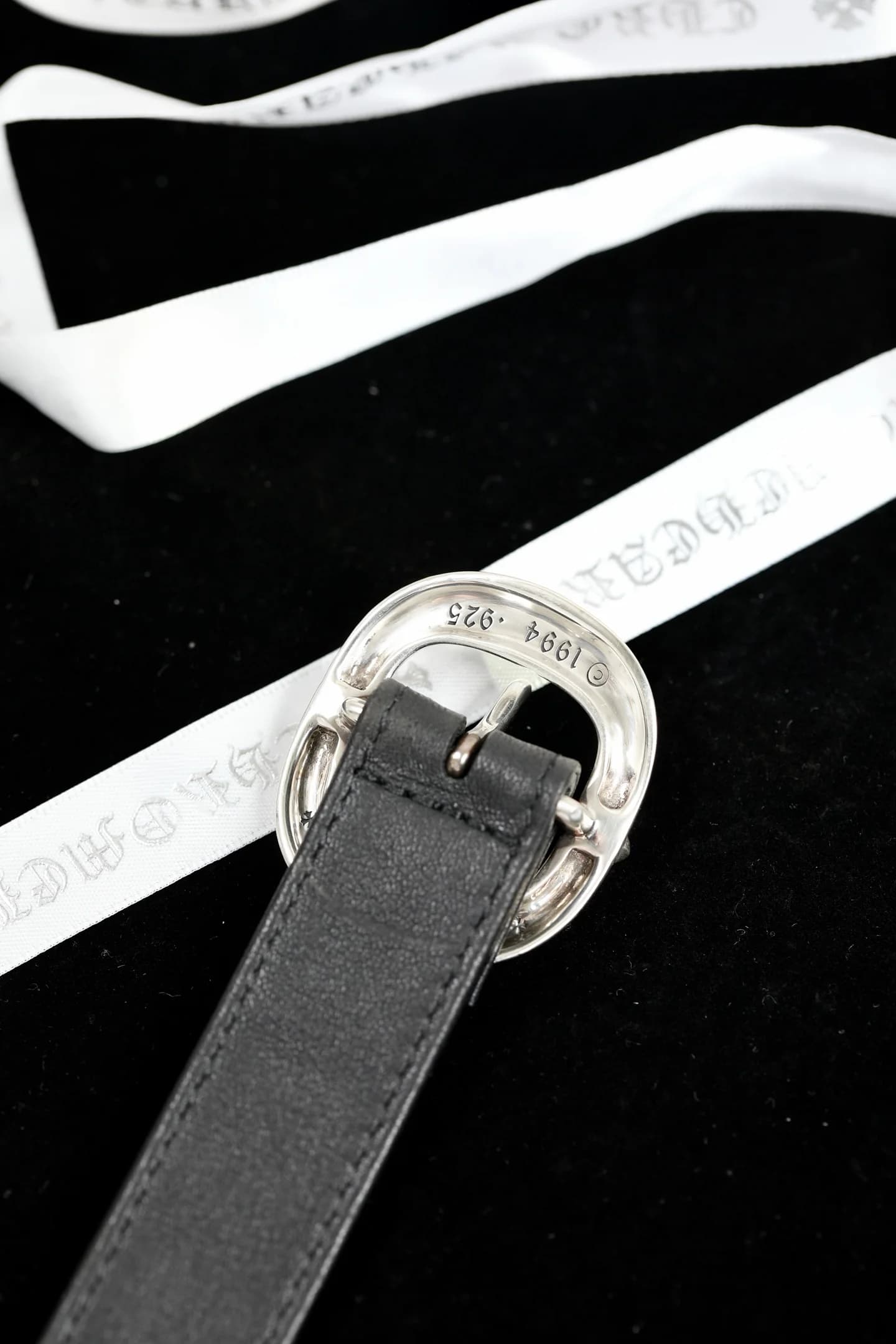 Клеймо пробы серебра 925 на внутренней стороне пряжки Chrome Hearts