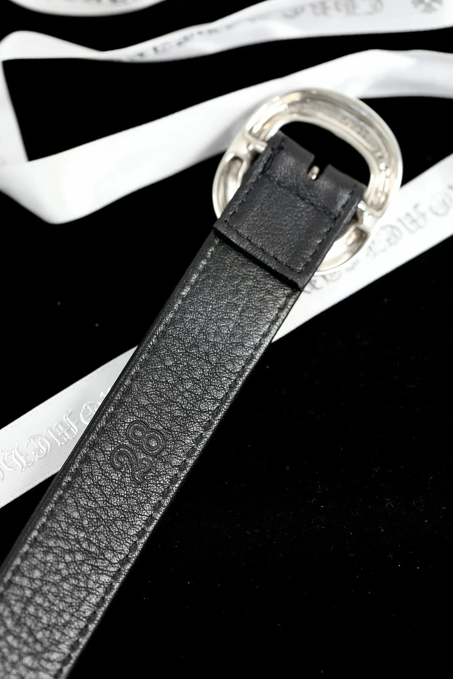 Тиснение размера и маркировки на внутренней стороне кожаного ремня Chrome Hearts
