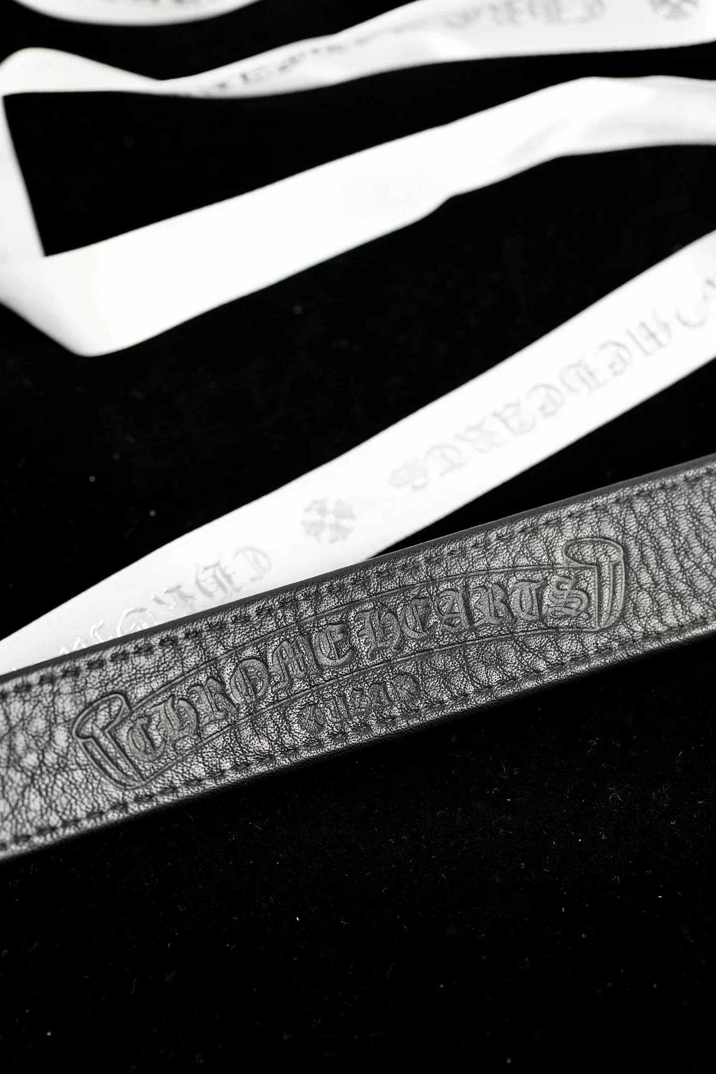 Тисненый готический логотип Chrome Hearts на полотне из натуральной кожи