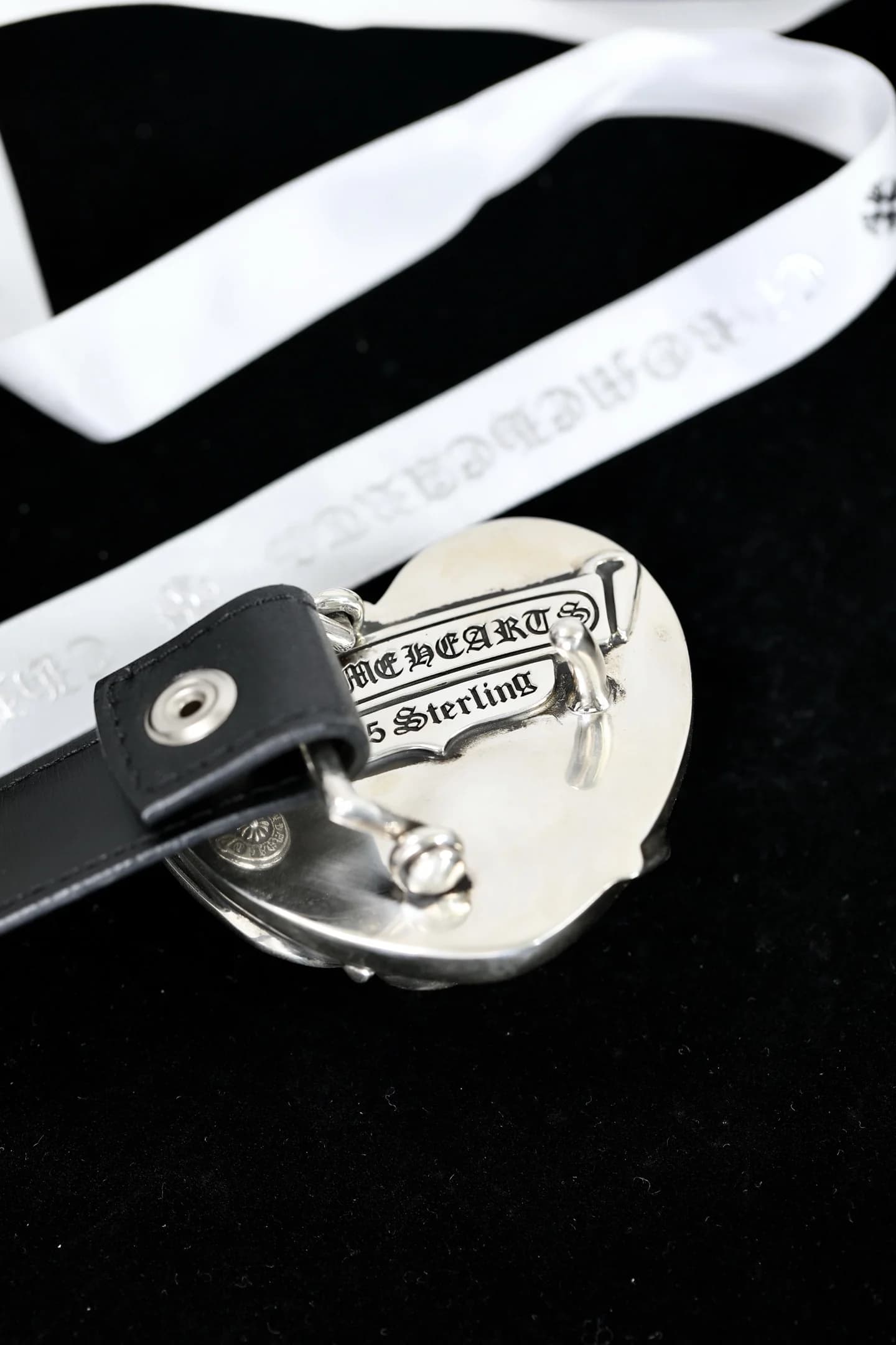 Обратная сторона пряжки с гравировкой Chrome Hearts Sterling и креплением полотна