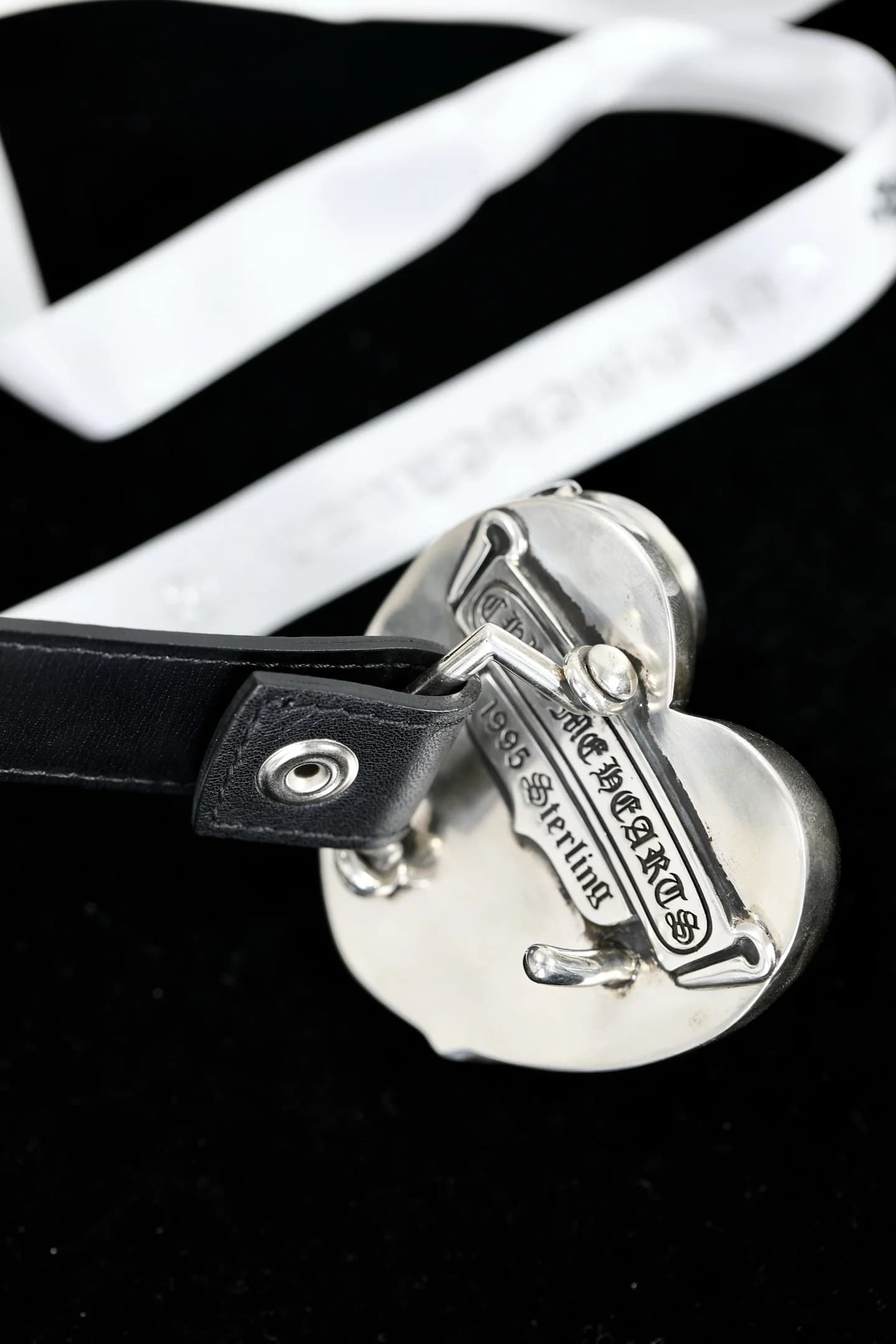 Детали клейма Chrome Hearts 1995 Sterling на внутренней стороне серебряной пряжки