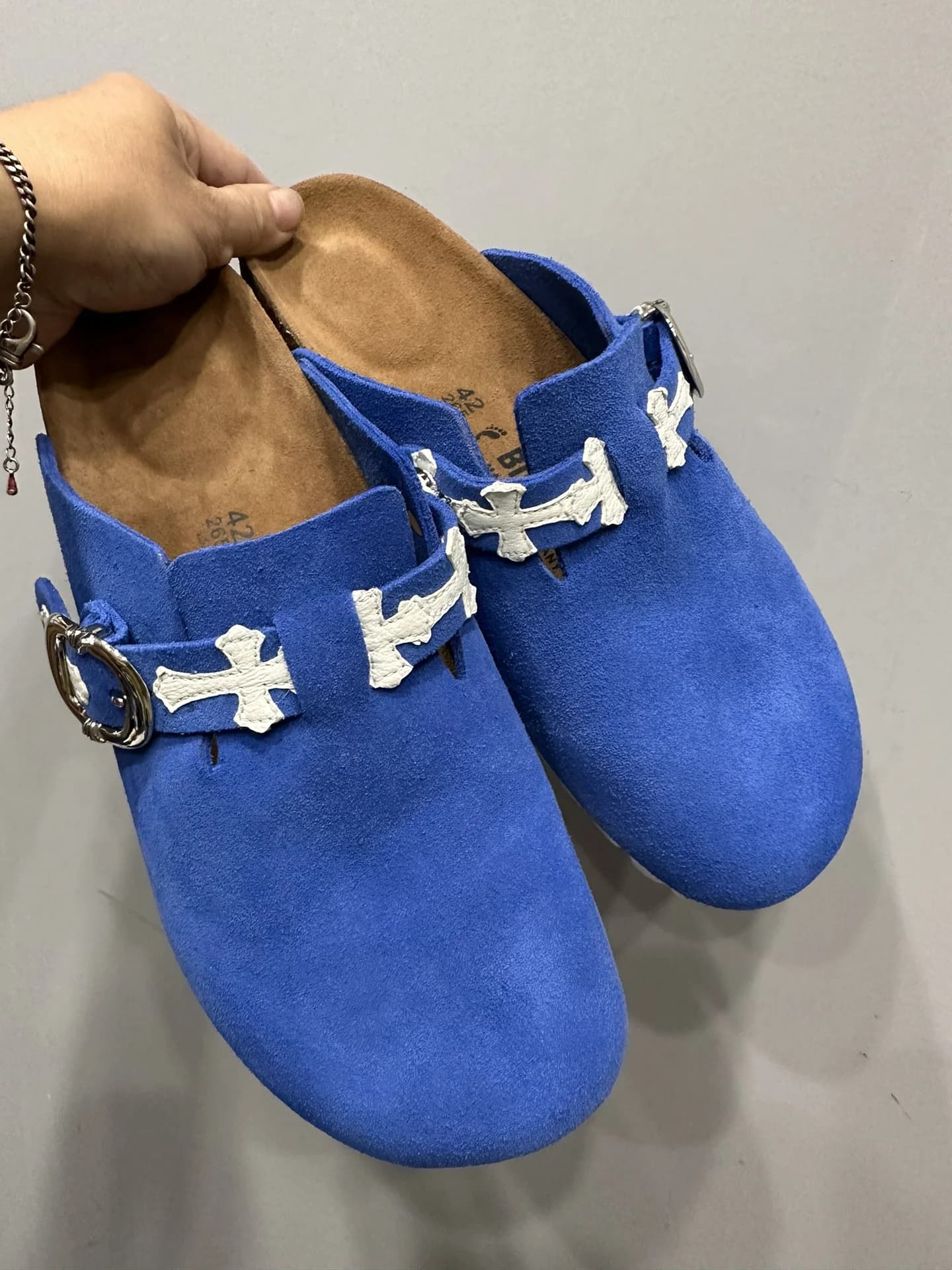 Синие замшевые сабо Chrome Hearts x Birkenstock Boston с белыми кожаными крестами, вид сверху
