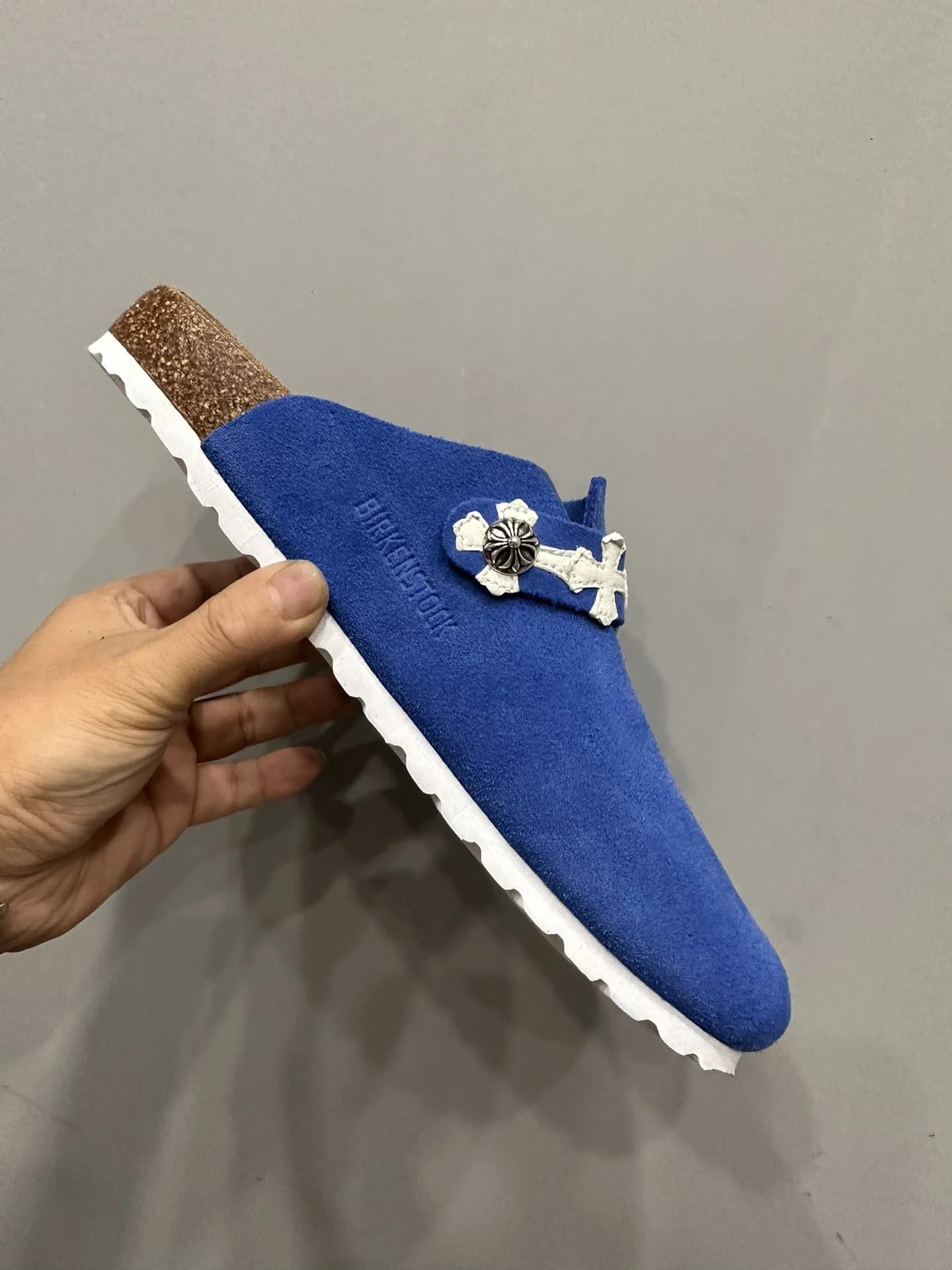Синие замшевые сабо Chrome Hearts x Birkenstock Boston, вид сбоку с тиснением Birkenstock