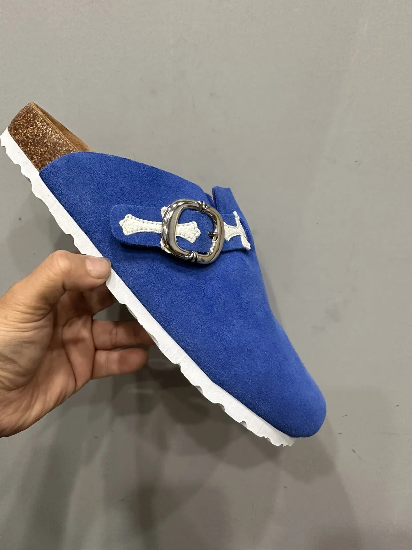 Синие замшевые сабо Chrome Hearts x Birkenstock Boston с серебряной пряжкой, вид сбоку