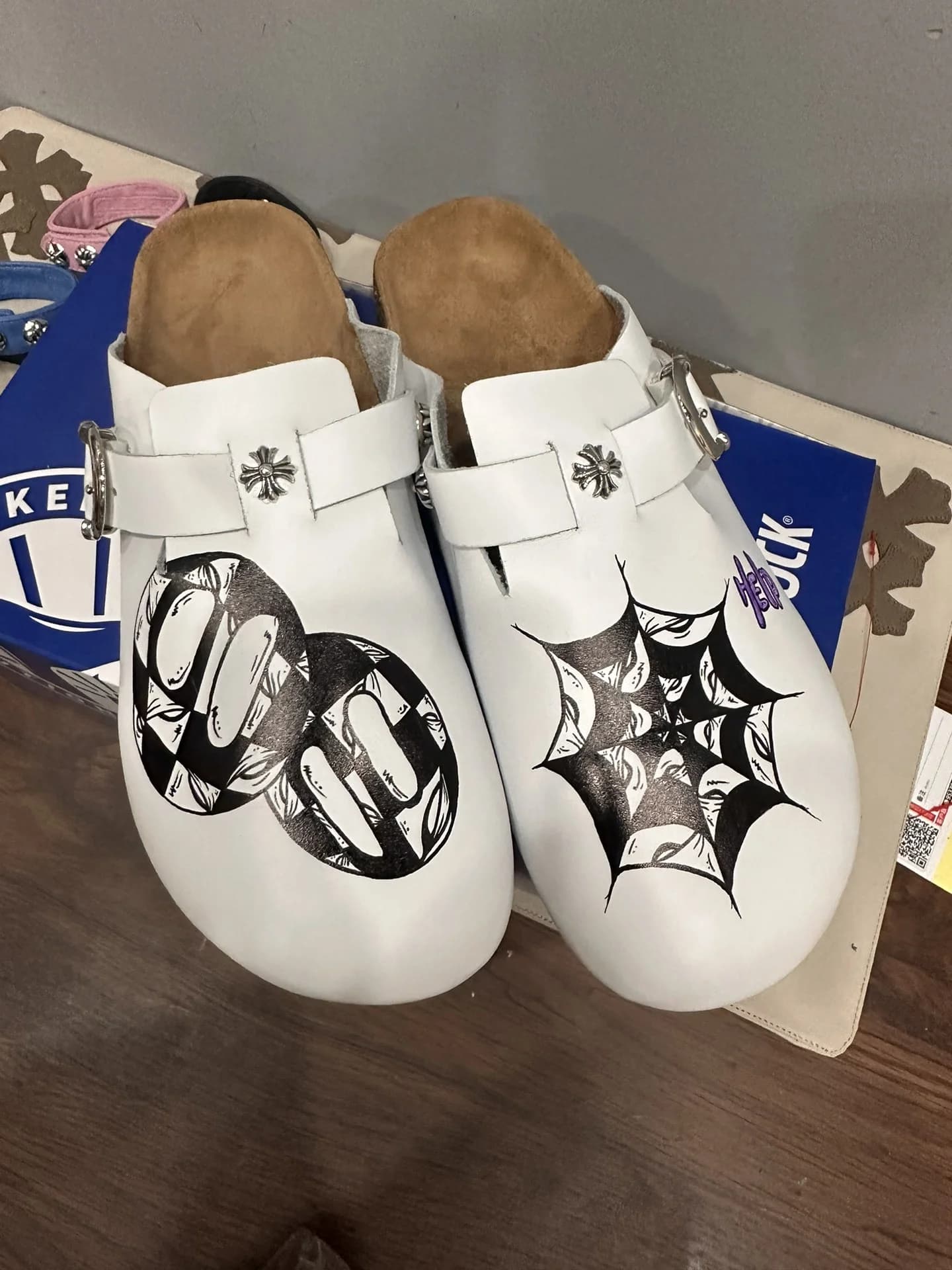 Пара сабо Chrome Hearts x Matty Boy на фоне коробки