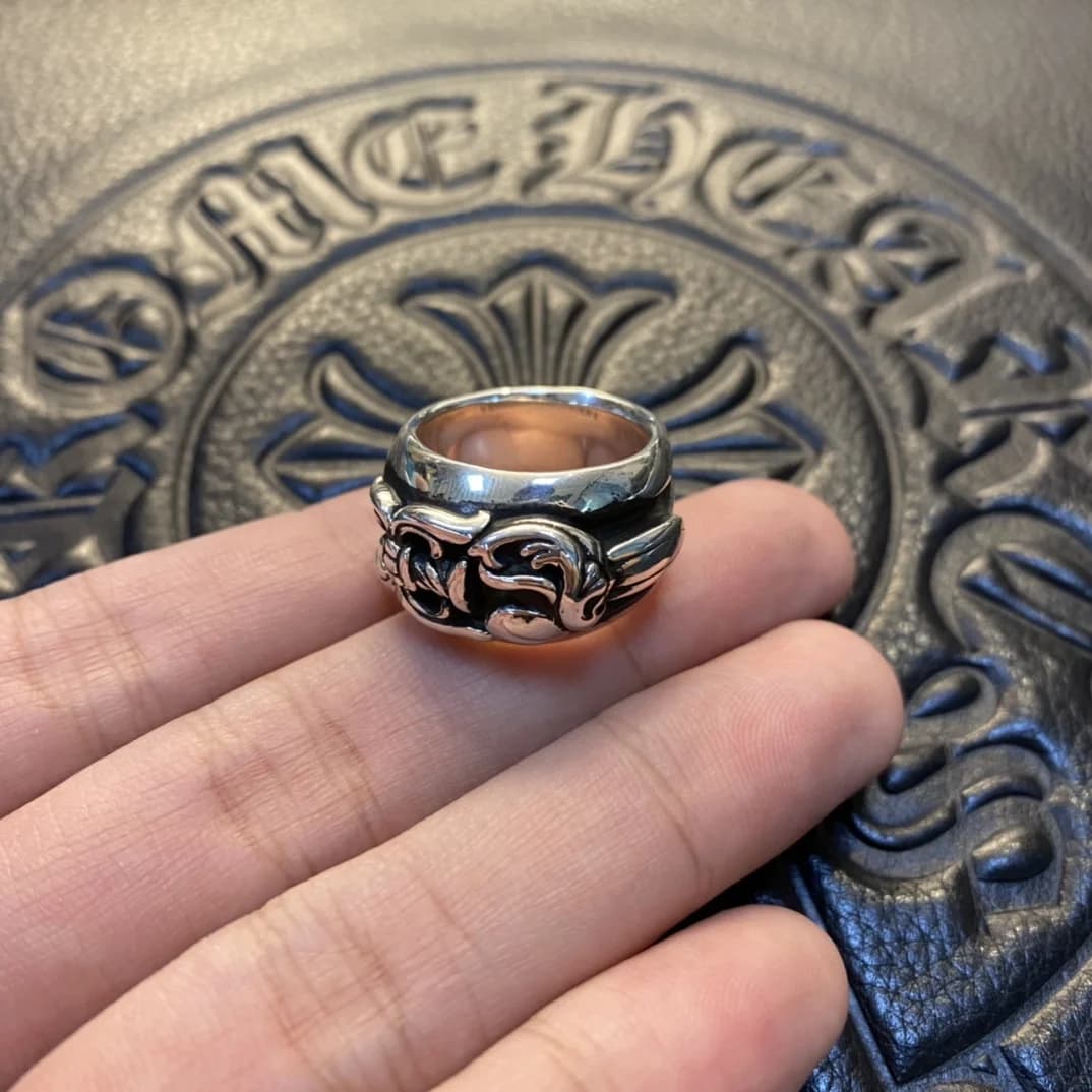 Серебряное кольцо Chrome Hearts Dagger Heart с рельефным узором на фоне тиснёной кожи