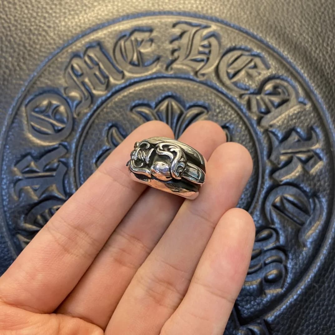 Вид сверху на кольцо Chrome Hearts Dagger Heart из стерлингового серебра