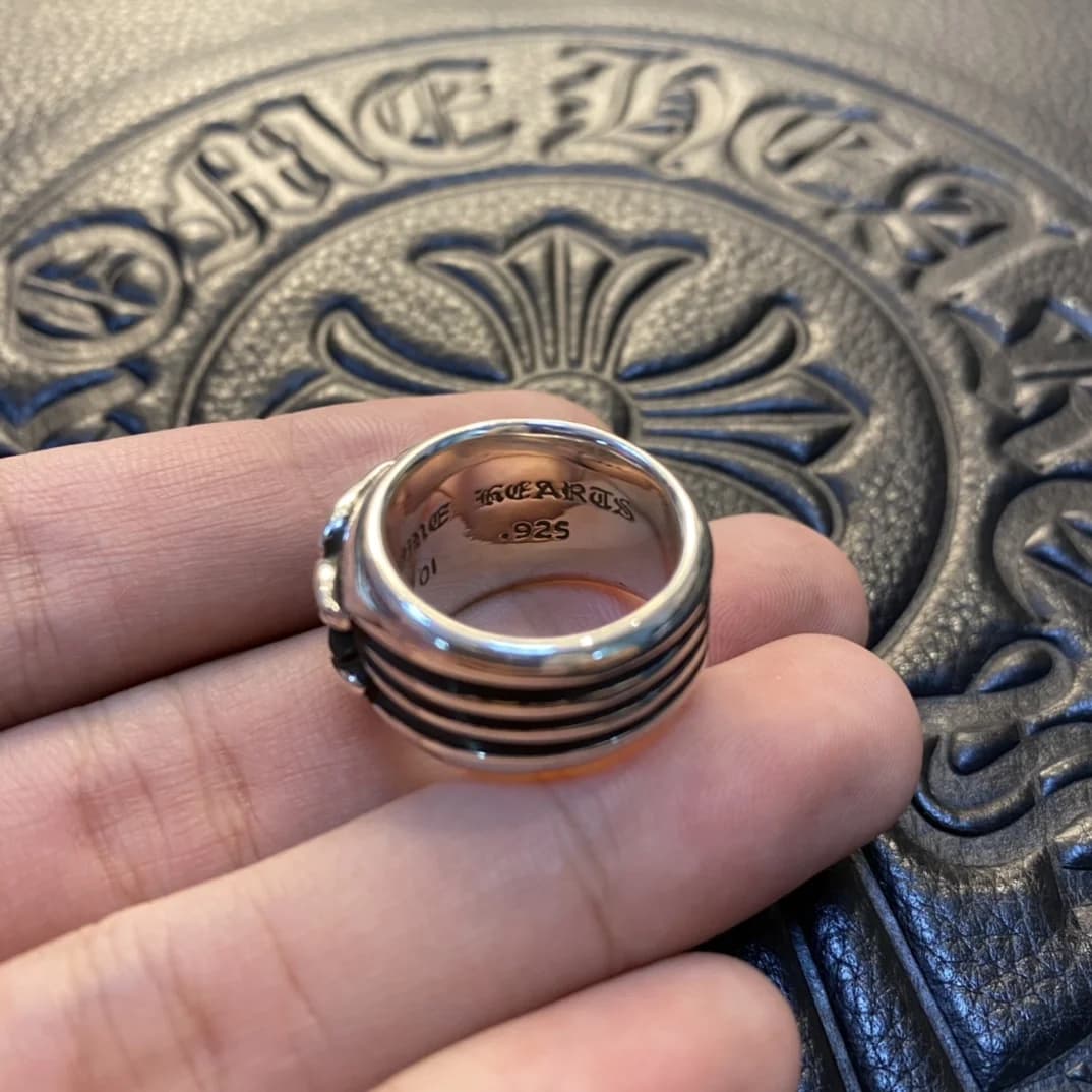 Гравировка пробы 925 и фирменного логотипа на внутренней стороне кольца Chrome Hearts