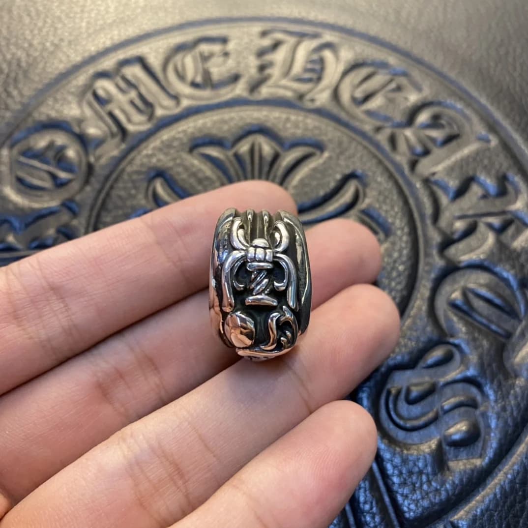 Фронтальный ракурс серебряного кольца Chrome Hearts с мотивом кинжала и сердца