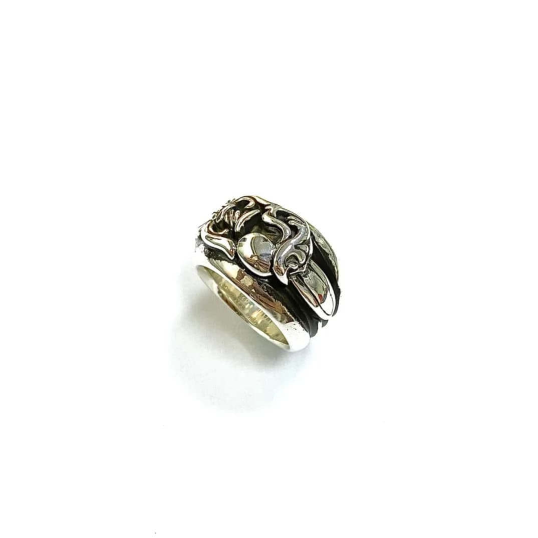 Серебряное кольцо Chrome Hearts Dagger Heart на белом фоне