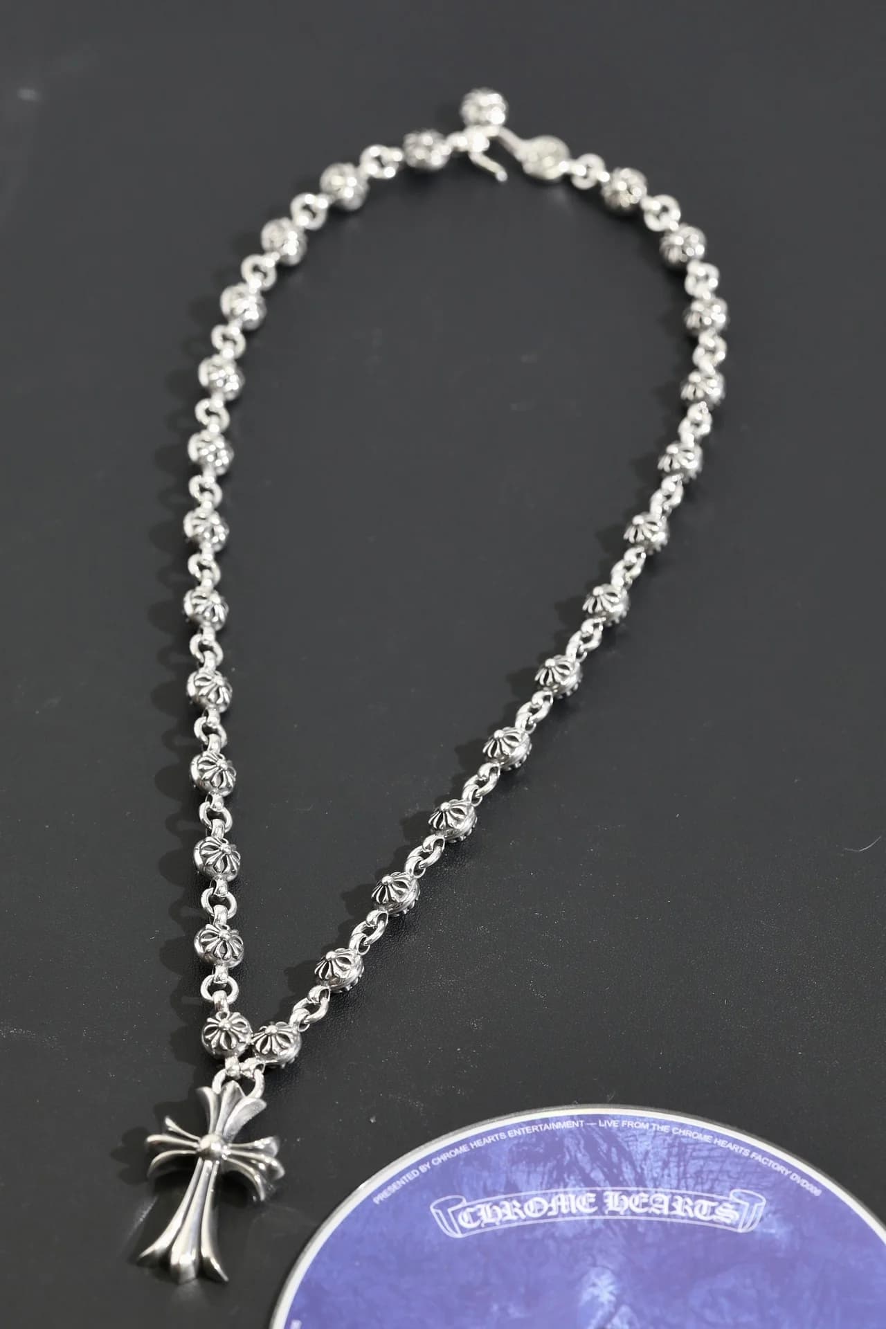 Серебряное колье Chrome Hearts Cross Ball с подвеской-крестом, общий вид
