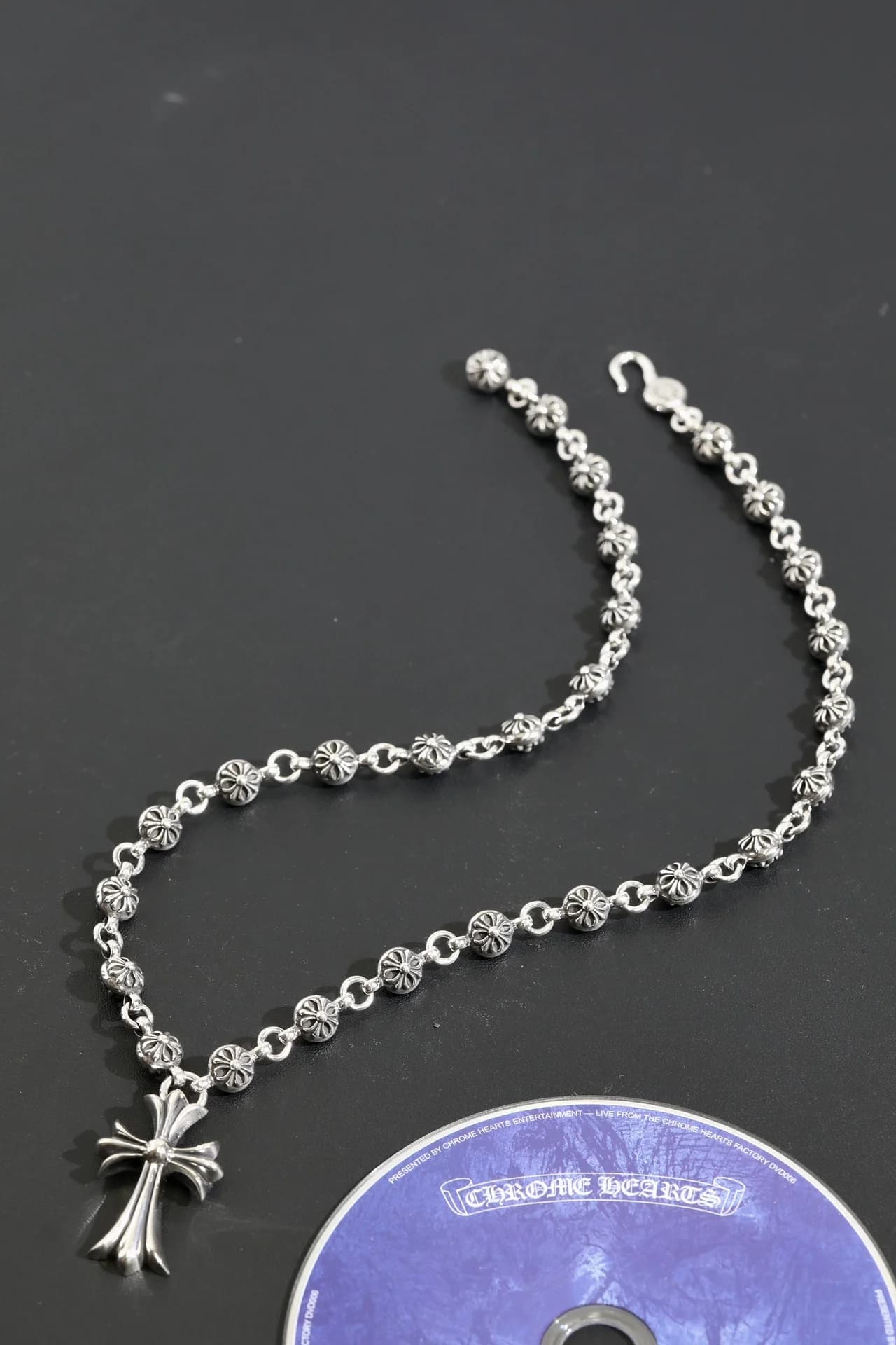 Колье Chrome Hearts с крестом и звеньями Cross Ball, вид сверху
