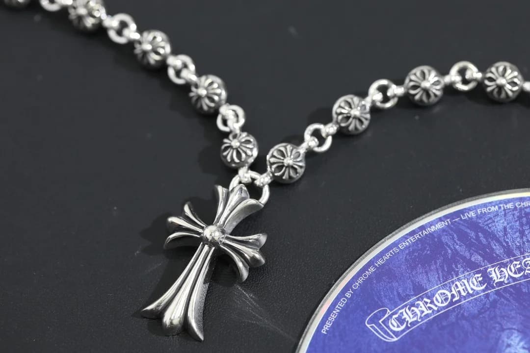 Подвеска в виде креста Chrome Hearts крупным планом