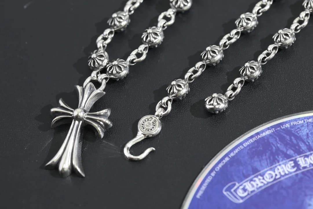 Подвеска-крест и застёжка-крючок колье Chrome Hearts крупным планом