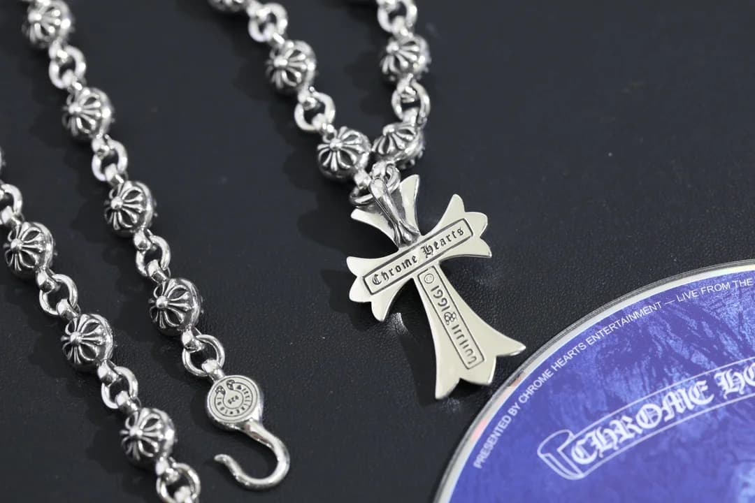Обратная сторона подвески-креста с гравировкой Chrome Hearts