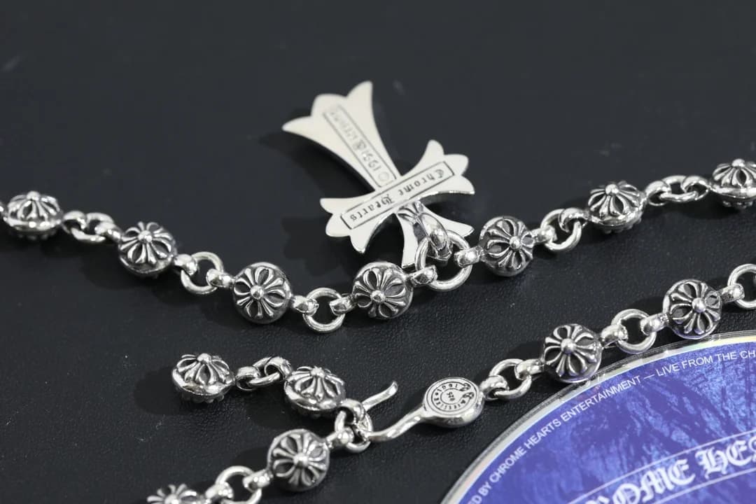 Обратная сторона подвески и звенья цепочки Chrome Hearts