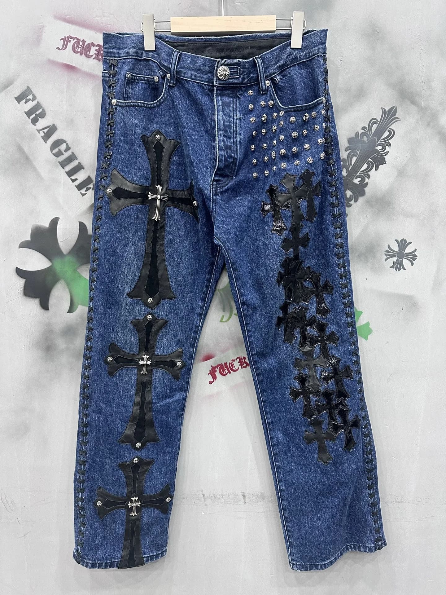 Синие джинсы Chrome Hearts с кожаными патчами в виде крестов, вид спереди