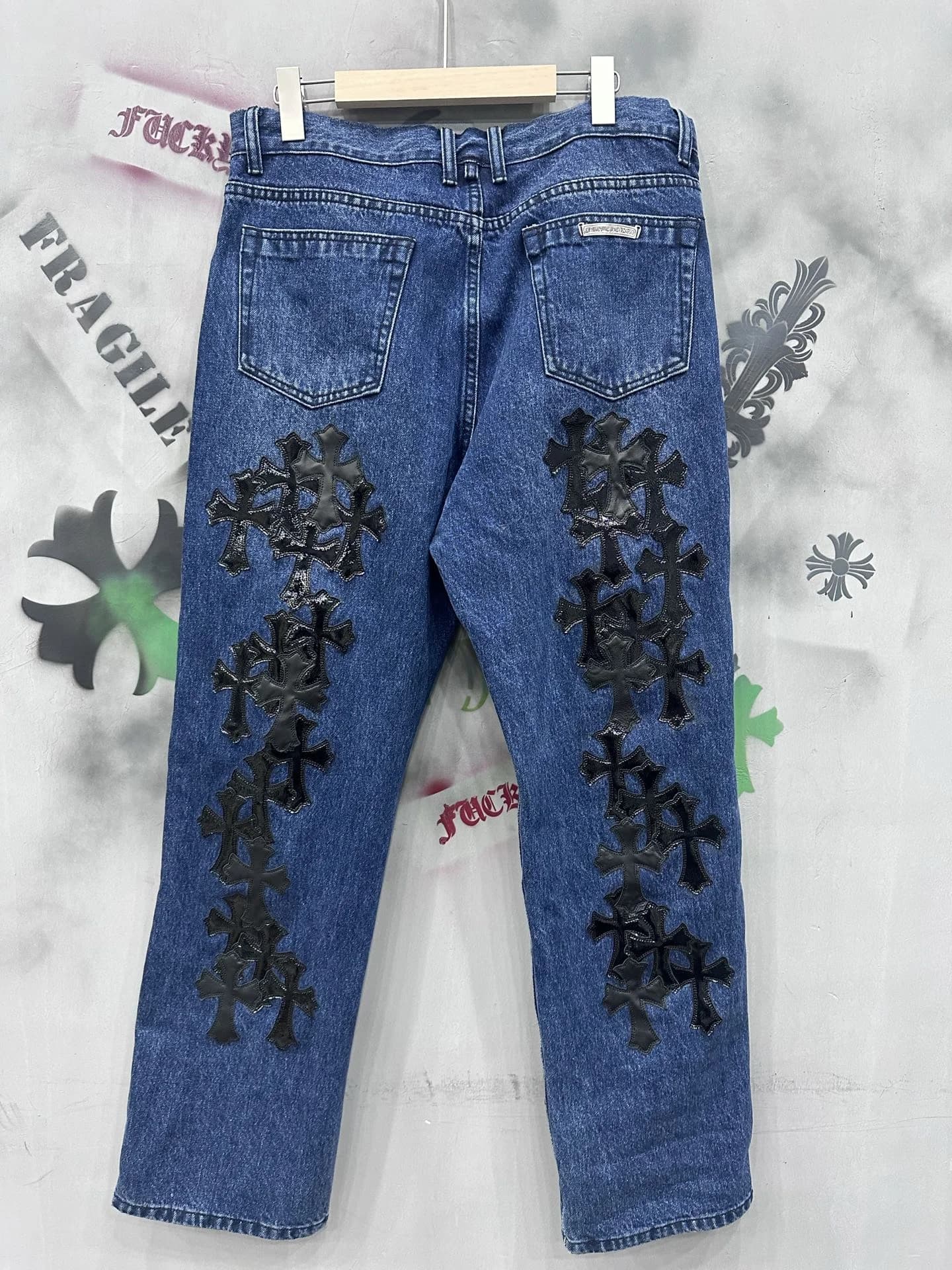 Синие джинсы Chrome Hearts с кожаными патчами в виде крестов, вид сзади