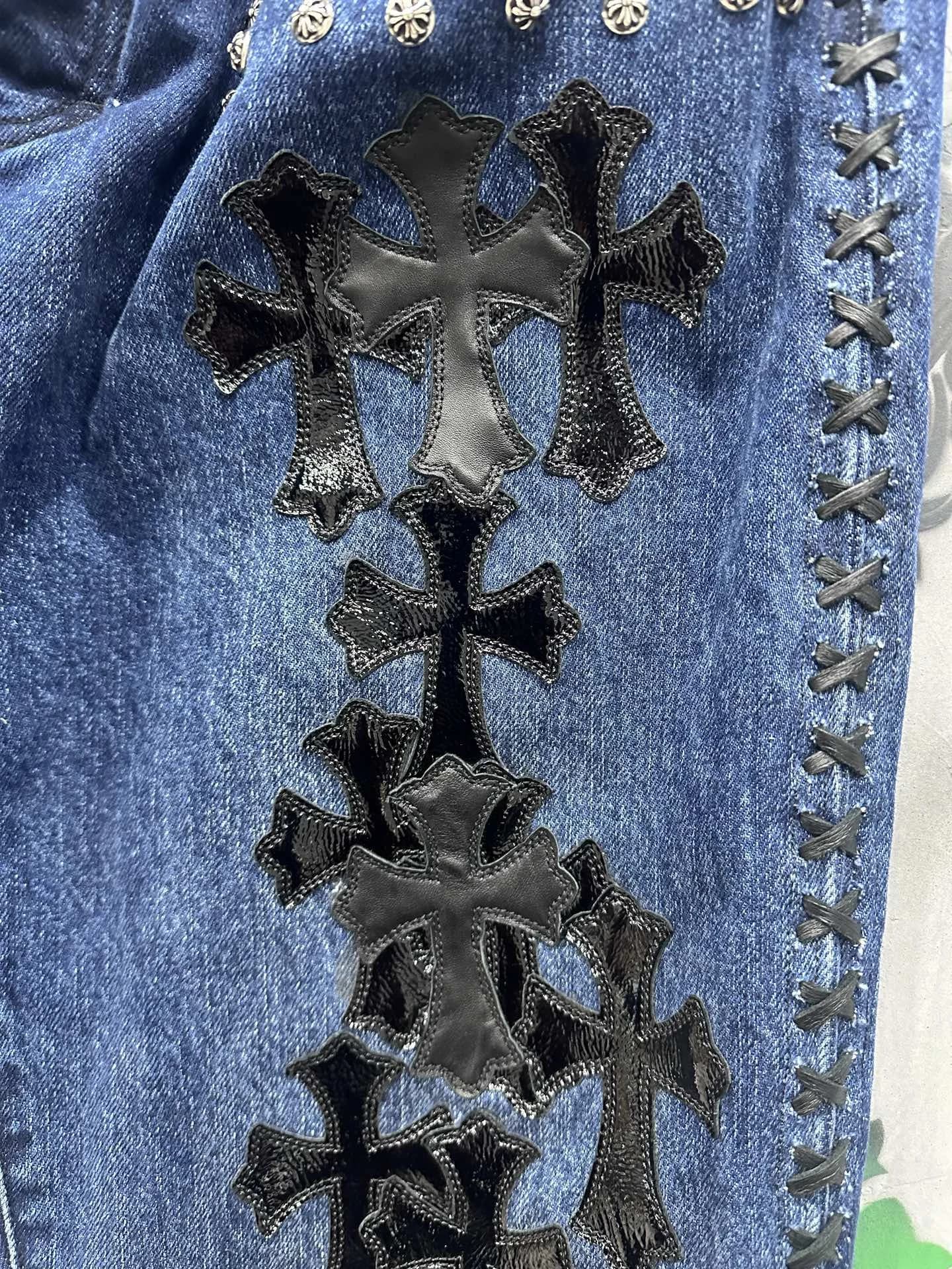 Группа кожаных патчей в виде крестов на штанине джинсов Chrome Hearts