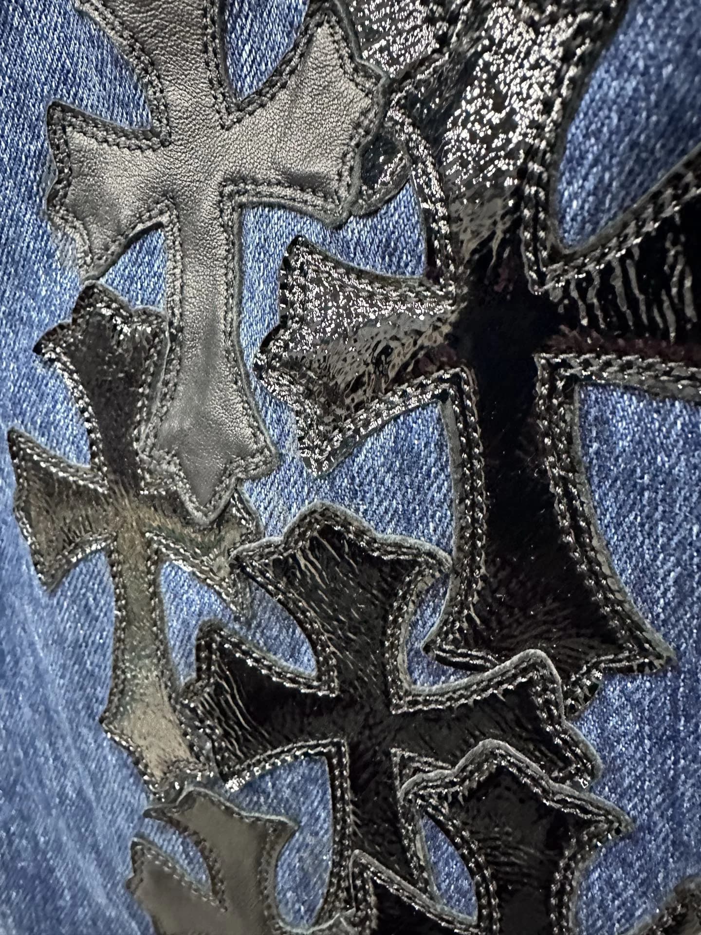 Кожаные патчи в виде крестов из фактурной кожи на джинсах Chrome Hearts