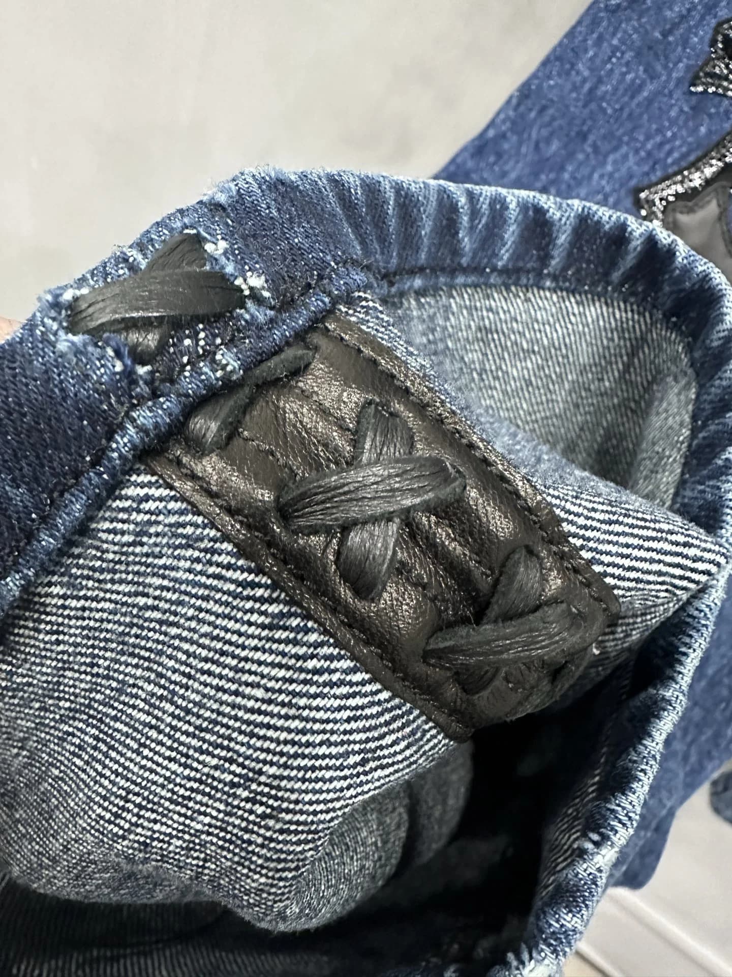 Нижний край штанины джинсов Chrome Hearts со шнуровкой